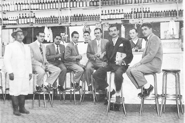 Nosso leitor e amigo Hércules, manda esta foto de uma turma de frequentadores do bar que ele comandava, ali na rua Estevão Bourroul, no prédio onde funcionou a Rádio Difusora durante alguns anos. Da esquerda para a direita: Paulo Higino, Gazotinho, Manhas